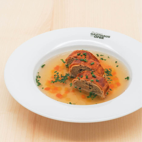  Plachuttas Rindsuppe mit Fleischstrudel